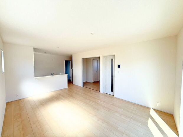 LDK17.75帖♪家具やインテリアなどを合わせやすいシンプルな内装はコーディネートの幅が広がります。食事をしたり、テレビを見たり、家族とともに過ごす場所だからこそ快適で過ごしやすい空間を。