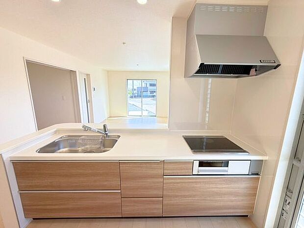 家族との会話を楽しみながら料理を作りたい方にぴったりの対面式キッチン♪そして、コンロはお掃除しやすいIHクッキングヒーター♪火を使わない分、安全性高めで安心です♪