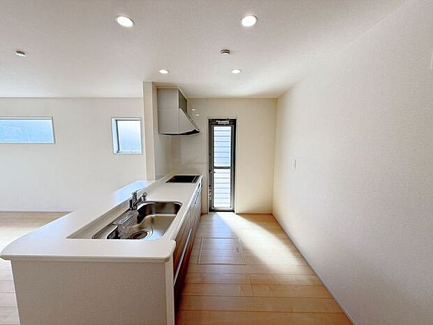 キッチン背面にカップボードを設置希望の方は是非弊社で一度ご相談ください♪様々なバリエーションの中から使いやすさやデザインなどを一緒に楽しく選びましょう♪