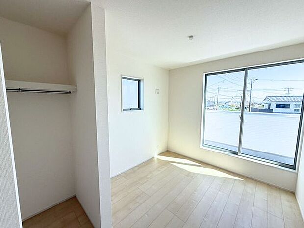 2階南側5.16帖洋室。バルコニーに面したお部屋なので掃き出し窓があり、日光が差し込みやすいため明るい空間が作れます。また、部屋が広く見える効果も♪お布団などを干しやすいのもうれしいポイント！