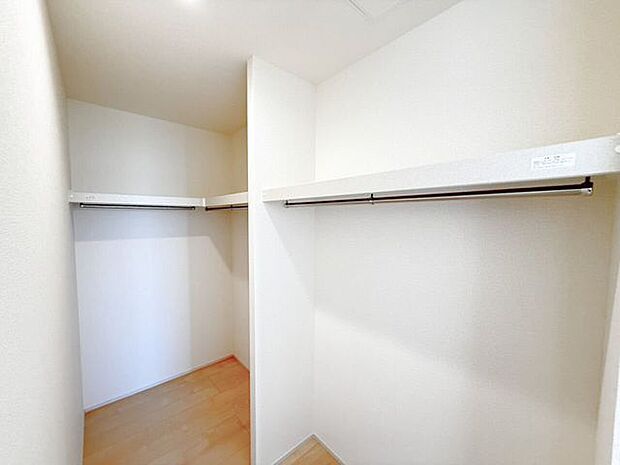 2階6.75帖内ウォークインクローゼット。衣類はもちろん、カバンや靴などの小物や、スーツケースなどの大きめな物も収納できるので、旅行や出張時の準備もスムーズに。