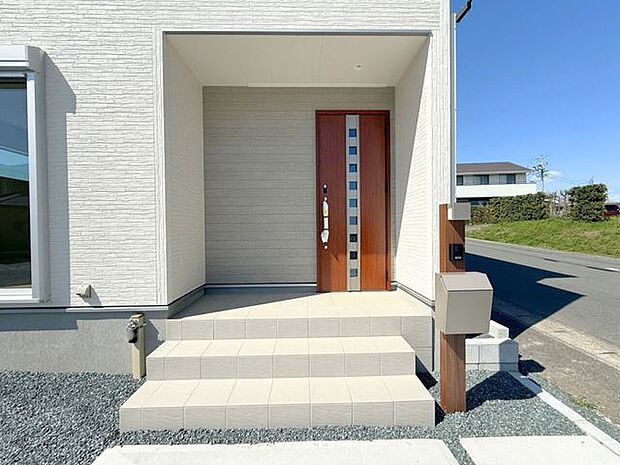 玄関ポーチは雨をしのげる屋根付き。広めの玄関ポーチは、来客時の応対や宅配のやり取りなどがしやすく、また、荷物などを置くスペースとしても利用でき便利です。