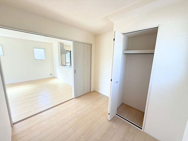 1階3.94帖洋室。生活スタイルに合わせて使用できる1階のお部屋はなにかと便利!収納スペース付きなので、階段の昇り降りが辛くなってくる老後のためにも寝室として使用できるお部屋があると助かります♪