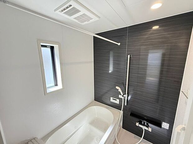 シャワーヘッドの位置を調整できるシャワースライドバー付き。髪を洗う時、体を洗う時、毎日のように使うからこそ、自分の好きな高さで浴びられるちょっとした便利さが嬉しい♪