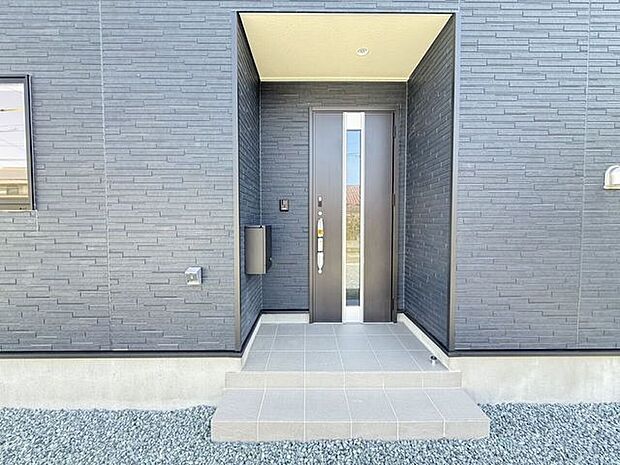 玄関ポーチは屋根付きで、雨天時にゆとりをもって傘をさしたり、たたんだりができます。また、ドアの開閉時に雨風が室内に吹き込みにくいのもうれしいポイントです。