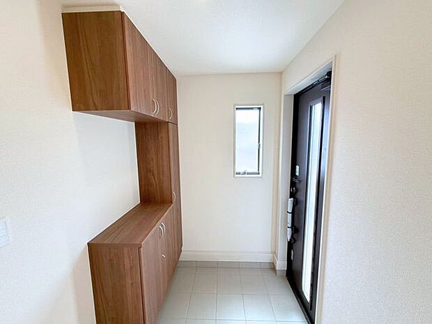 玄関ドアと壁に窓があることで開放的で明るい印象に。また、たっぷりしまえる収納スペース付きなので、きちんと片付いて気分スッキリ♪鍵をポンとおいて置ける棚もあり、外出がスマートに。