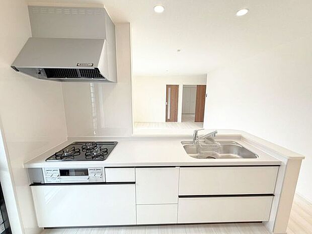 家族との会話を楽しみながら料理を作りたい方にぴったりの対面式キッチン♪そして、コンロは調理するならやっぱり火を使って調理したい方にうれしいガスコンロ(3口)です。ガスはプロパンガス。