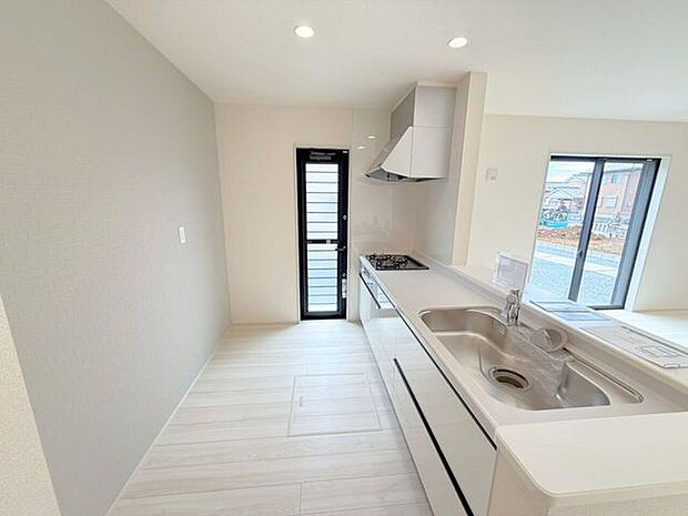 キッチン背面にカップボードを設置希望の方は是非弊社で一度ご相談ください♪様々なバリエーションの中から使いやすさやデザインなどを一緒に楽しく選びましょう♪