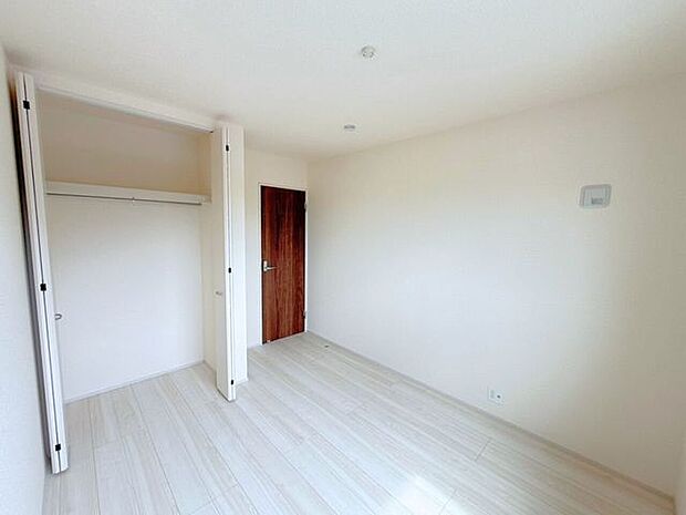 2階東側5.44帖洋室。たっぷりしまえるクローゼット付で毎日のコーディネートが楽しくなります。「今日は何を着ようかな？」心をウキウキさせながら、お気に入りの服を選ぶ楽しみを。