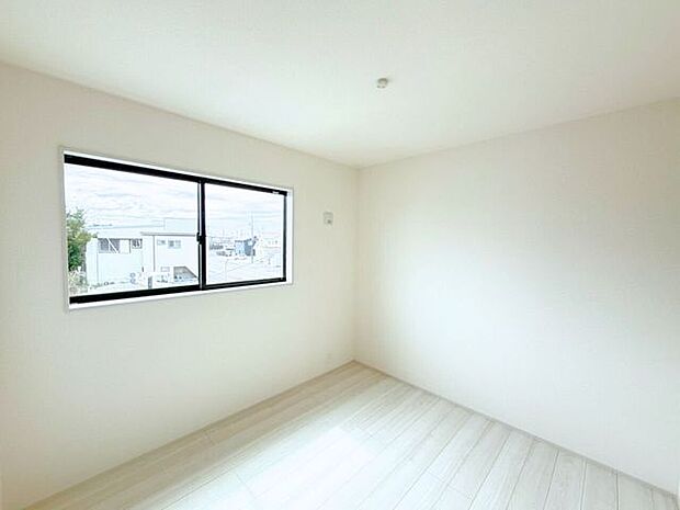 2階西側5.44帖洋室。自分だけの個室があるって素敵ですよね。勉学に没頭したり、じっくり読書を楽しんだり、音楽にひたったり。そんな満ち足りた日々を過ごすプライベート空間を。