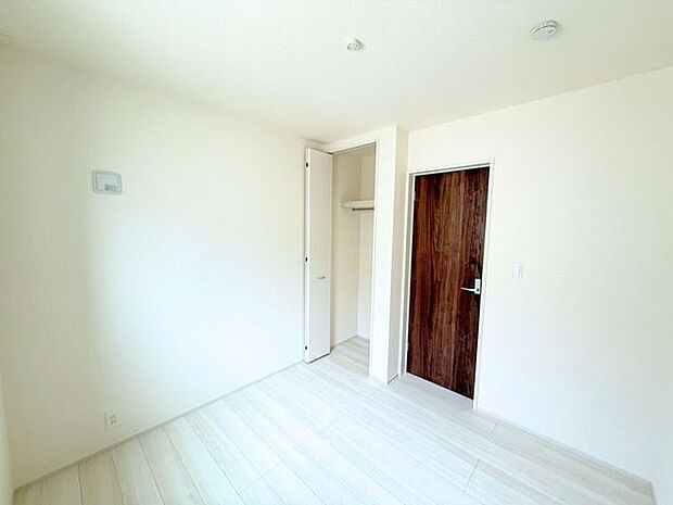 2階4.38帖洋室。家具やインテリアなどを合わせやすいシンプルな内装はコーディネートの幅が広がります。自分らしさあふれる好きなものを詰め込んだ癒しのプライベート空間をつくる楽しさを。