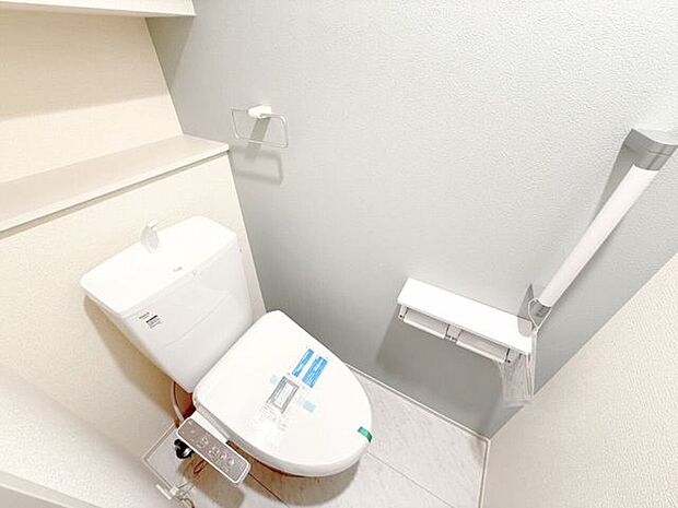 1階トイレ。2連のペーパーホルダーは一度に2ロールセットすることができるので、交換する手間を減らすことができ、棚が付いているのでケータイを置いたり、小物を飾って空間を彩ったりできます♪