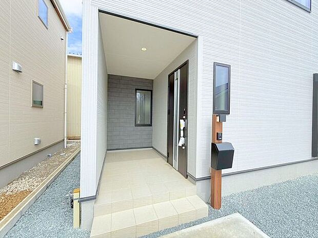 玄関の開閉時に室内が見えてしまうのってなんだかちょっと抵抗がありますよね?こちらのお家は玄関の向きが道路側から見えにくい向きなので、視線が気になりにくいですよ♪