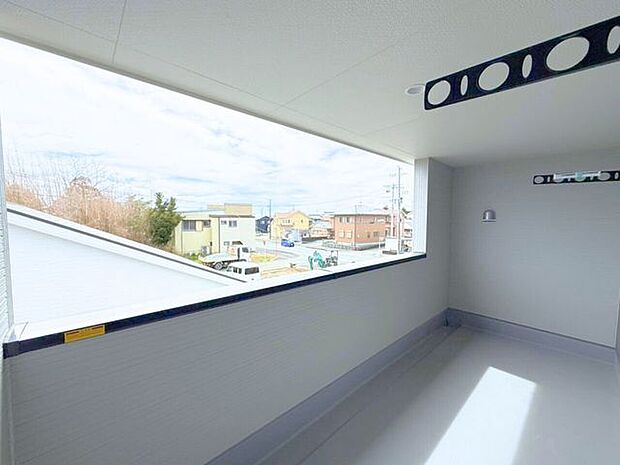 屋根付きバルコニー(南向き)は、お天気が変わりやすい時期の心配が軽減され、鳥のフンなどからもお洗濯を守ってくれます。また、陰干ししなければいけない服なども干しやすいです♪