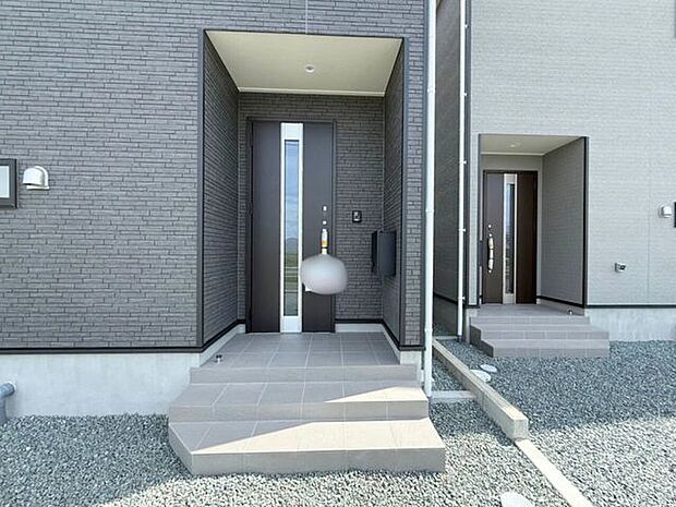 玄関ポーチは屋根付きで、雨天時にゆとりをもって傘をさしたり、たたんだりができます。また、ドアの開閉時に雨風が室内に吹き込みにくいのもうれしいポイントです。