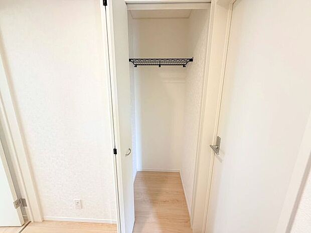 掃除用具やトイレットペーパーなどの日用品をしまえる1階の廊下収納♪居室の収納とは別に収納スペースがあることで、気兼ねなくサッとしまえてサッと取り出せます。