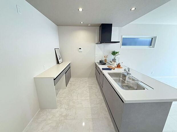 キッチン後ろに収納付き♪トースターなどの調理家電を常設する場所としても♪カップボードなどの収納を増やしたい方は是非弊社で一度ご相談ください♪