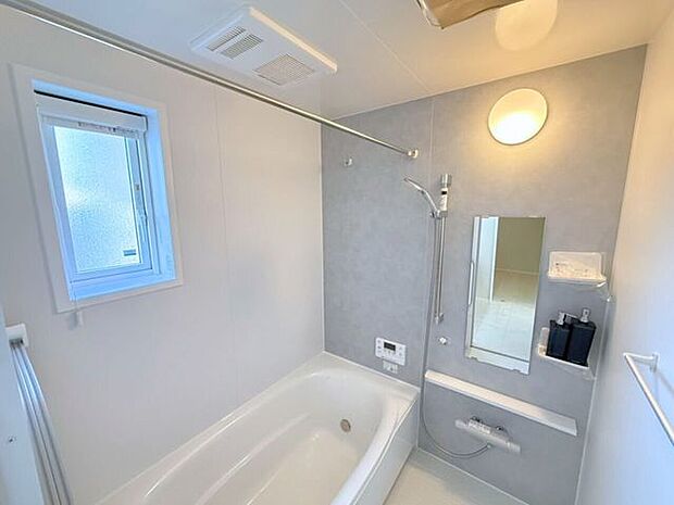 シャワーヘッドの位置を調整できるシャワースライドバー付き。髪を洗う時、体を洗う時、毎日のように使うからこそ、自分の好きな高さで浴びられるちょっとした便利さが嬉しい♪