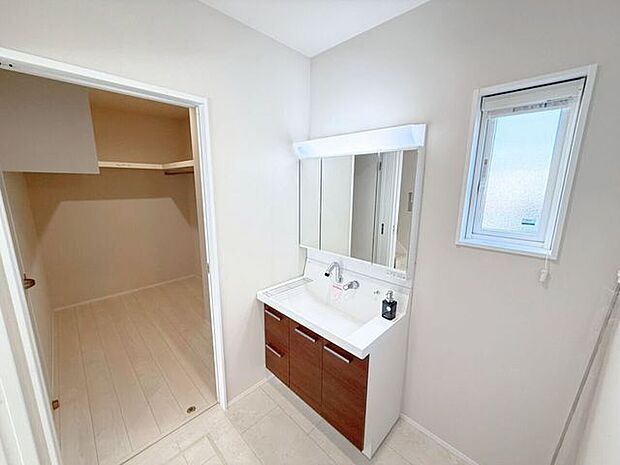洗面台は横顔もチェックしやすい3面の鏡。鏡後ろは収納スペースとなっており、歯ブラシなどをしまえて便利です。また、洗面下にも収納スペースがあり、入浴剤やお風呂用洗剤などをしまっておけます。