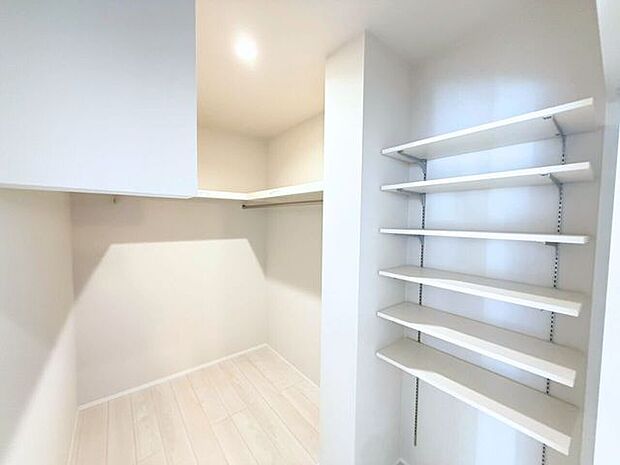 1階ウォークインクローゼット。洗面所から出入り可能なのでバスタオルや寝間着を部屋から持っていく必要がなくなり便利♪来客時には洗濯カゴをしまっておけば、洗面所内をスッキリと保てます。