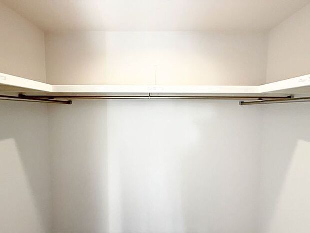 2階8帖洋室内ウォークインクローゼット。衣類はもちろん、カバンや靴などの小物や、スーツケースなどの大きめな物も収納できるので、旅行や出張時の準備もスムーズに。