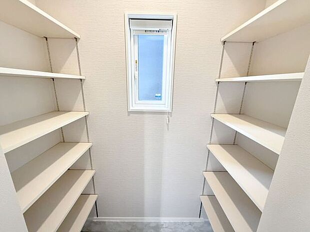 シューズクローク。靴入れとは別にある玄関の収納スペースはキャンプ用品や釣り道具など、アウトドアグッズの収納に便利♪持ち出しやすくなると出かけたくなっちゃいますね♪