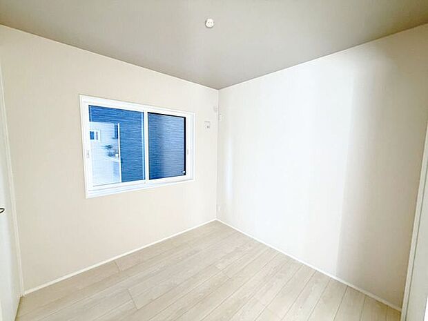 1階4.5帖洋室、別角度。このお部屋でどんな時間を過ごしたいと思いますか？ゆったり就寝するスペース、テレビを設置して映画鑑賞用スペース、トレーニング用品を置いて自分だけのジムなんてのもいいですよね♪