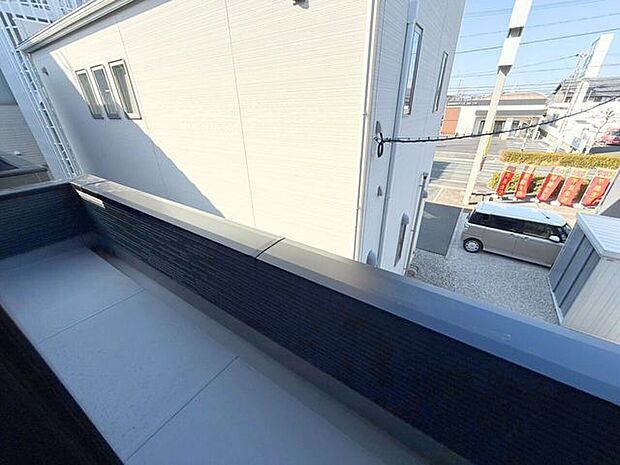 北側フラットルーフ。掃き出し窓はないのでこちらのフラットルーフへ出ることはできませんが、窓からの転落や窓際に置いておいた物の落下などを防止することができ、安心です♪