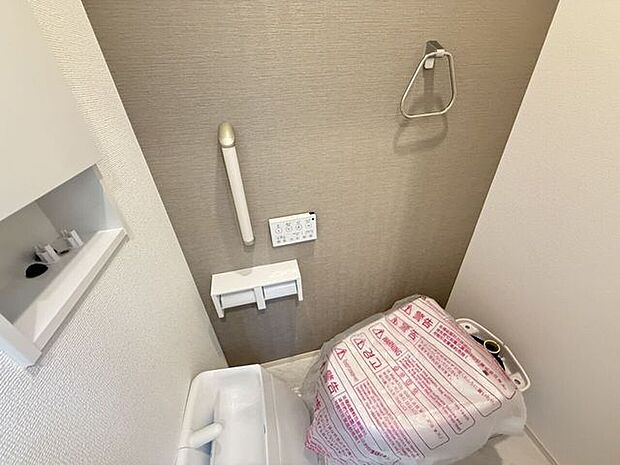 1階トイレ。2連のペーパーホルダーは一度に2ロールセットすることができるので、交換する手間を減らすことができ、棚が付いているのでケータイを置いたり、小物を飾って空間を彩ったりできます♪