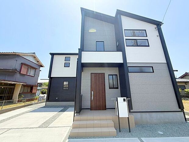 「表札はどんなデザインが合うだろうか」「あの部屋は自分の部屋にしたいな」「ほしいと思っているあのソファは置けるかな」など自分がここに住んだら、どのようにしようかと考えながら楽しくご内覧ください♪
