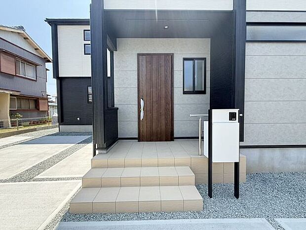 玄関ポーチは屋根付きで、雨天時にゆとりをもって傘をさしたり、たたんだりができます。また、ドアの開閉時に雨風が室内に吹き込みにくいのもうれしいポイントです。