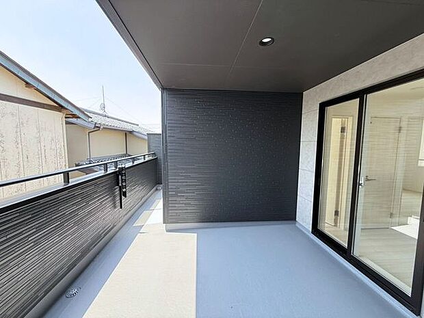 2階ホールからバルコニーへ出ることが可能!居室を通らずにお布団や洗濯物などを干せるので、寝ている家族を起こしてしまう心配がなく、気兼ねなくバルコニーを使用できます♪