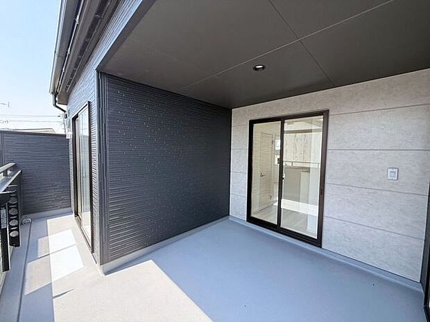 屋根付きバルコニー(南向き)は、洗濯物を干すスペースとしてはもちろん!テーブルセットを置いてティータイムを楽しんだり、ハンモックや植物を置いてリラックススペースなんて使い方も♪