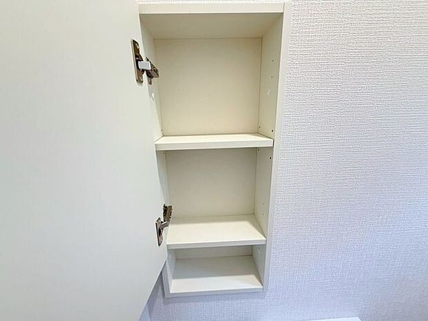 トイレ内収納。トイレットペーパーやトイレ洗剤などトイレ内に置きたいけど置き場所に困るものなどをしまえて便利な収納付きです♪芳香剤のストックなども可能に♪