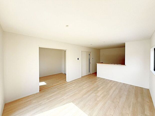 LDK16帖♪家具やインテリアなどを合わせやすいシンプルな内装はコーディネートの幅が広がります。食事をしたり、テレビを見たり、家族とともに過ごす場所だからこそ快適で過ごしやすい空間を。