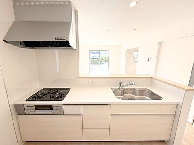 家族との会話を楽しみながら料理を作りたい方にぴったりの対面式キッチン♪そして、コンロは調理するならやっぱり火を使って調理したい方にうれしいガスコンロ(3口)です。ガスはプロパンガス。