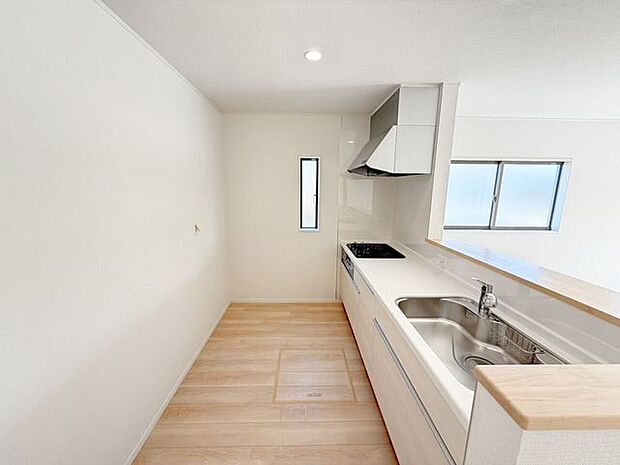 キッチン背面にカップボードを設置希望の方は是非弊社で一度ご相談ください♪様々なバリエーションの中から使いやすさやデザインなどを一緒に楽しく選びましょう♪