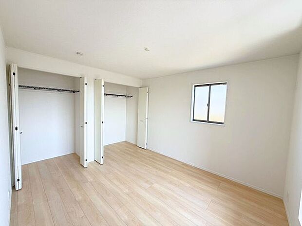 2階7.5帖洋室。クローゼットが2つあるので用途に合わせて使用可能♪仕事服と私服で分けたり、衣類と日用品とで分けたり、夫婦で分けたり!豊富に収納できるからお部屋も片付いてスッキリ♪