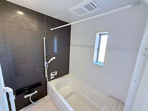 シャワーヘッドの位置を調整できるシャワースライドバー付き。髪を洗う時、体を洗う時、毎日のように使うからこそ、自分の好きな高さで浴びられるちょっとした便利さが嬉しい♪