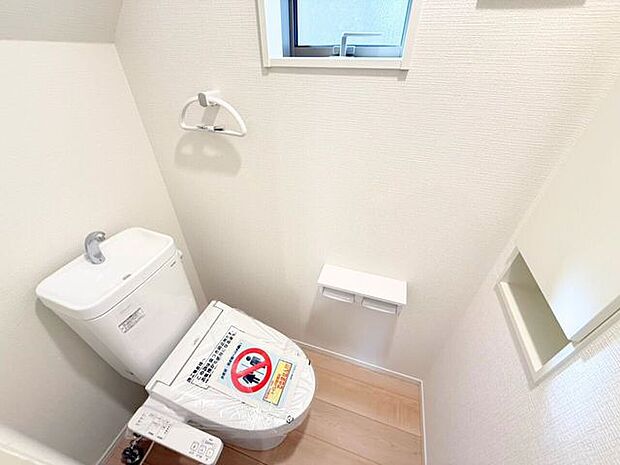 1階トイレ。2連のペーパーホルダーは一度に2ロールセットすることができるので、交換する手間を減らすことができ、棚が付いているのでケータイを置いたり、小物を飾って空間を彩ったりできます♪