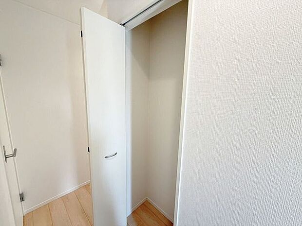 掃除用具やトイレットペーパーなどの日用品をしまえる1階の廊下収納♪居室の収納とは別に収納スペースがあることで、気兼ねなくサッとしまえてサッと取り出せます。