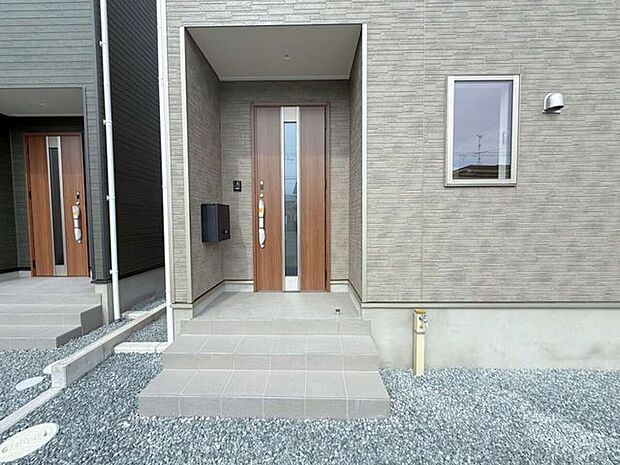 玄関ポーチは屋根付きで、雨天時にゆとりをもって傘をさしたり、たたんだりができます。また、ドアの開閉時に雨風が室内に吹き込みにくいのもうれしいポイントです。