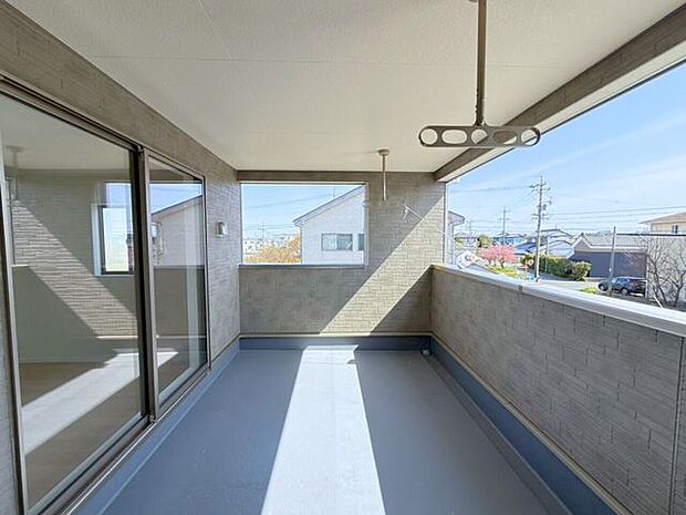 屋根付きバルコニー(南向き)は、お天気が変わりやすい時期の心配が軽減され、鳥のフンなどからもお洗濯を守ってくれます。また、陰干ししなければいけない服なども干しやすいです♪