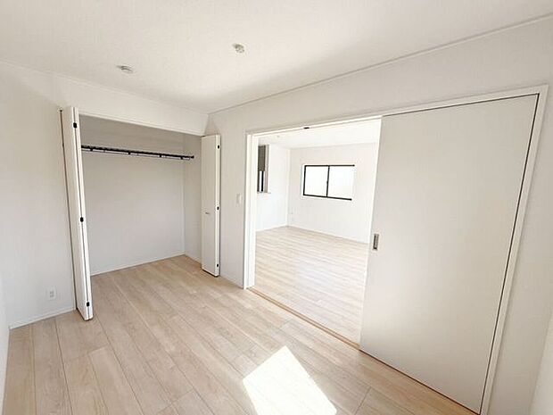 1階5帖洋室。生活スタイルに合わせて使用できる1階のお部屋はなにかと便利!収納スペース付きなので、階段の昇り降りが辛くなってくる老後のためにも寝室として使用できるお部屋があると助かります♪