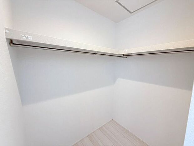 2階6.5帖洋室内ウォークインクローゼット。衣類はもちろん、カバンや靴などの小物や、スーツケースなどの大きめな物も収納できるので、旅行や出張時の準備もスムーズに。