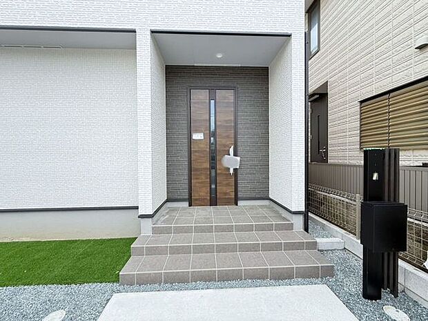 玄関ポーチは屋根付きで、雨天時にゆとりをもって傘をさしたり、たたんだりができます。また、ドアの開閉時に雨風が室内に吹き込みにくいのもうれしいポイントです。