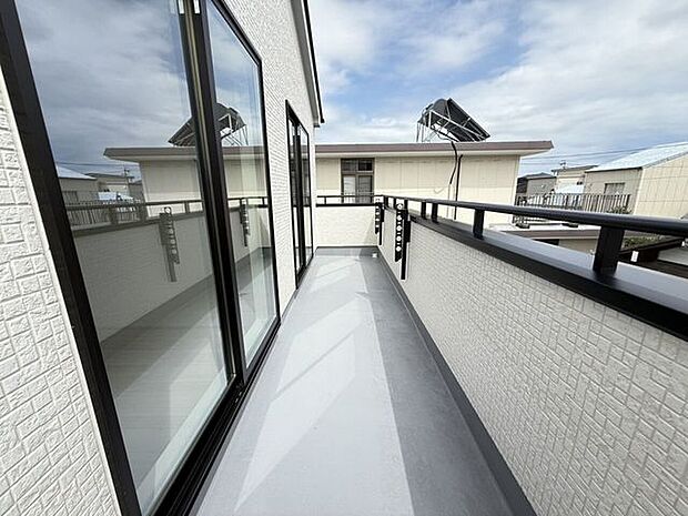 洗濯物やお布団などをたっぷり干せて、天日干ししやすい屋根なしバルコニー（南向き）。屋根がないことで室内にも日差しが届きやすく明るい空間が作れます。