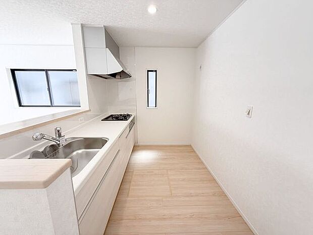 キッチン背面にカップボードを設置希望の方は是非弊社で一度ご相談ください♪様々なバリエーションの中から使いやすさやデザインなどを一緒に楽しく選びましょう♪