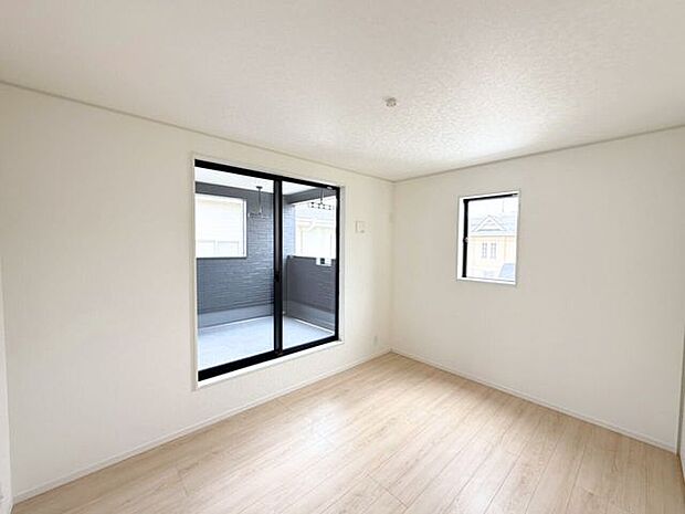 2階6帖洋室。屋根付きバルコニーに面したお部屋は、バルコニーにテーブルセットを置いてティータイムを楽しんだり、ハンモックや植物を置いてリラックススペースなどにする楽しみ方もできます。