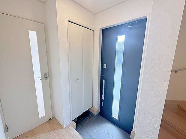 玄関ドアに窓があることで明るい印象に。また、たっぷりしまえる収納スペース付きなので玄関がスッキリ片付きます。片付いている玄関は気分もスッキリしますね♪